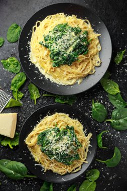 Tagliatelle makarna ıspanak krem sos ile parmesan ile