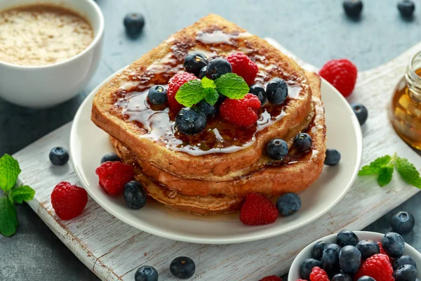 French cinnamon toast with blueberries, raspberries, maple syrup and coffee. morning breakfast — Stock Photo, Image