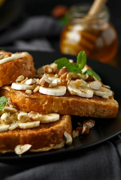 French cinnamon toast with banana, nuts and hazelnut, honey. — 图库照片