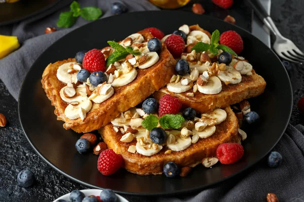 法国肉桂吐司配蓝莓、覆盆子、香蕉、坚果、榛子和蜂蜜. — 图库照片