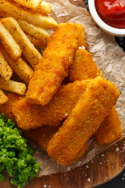 Dedos de peixe, puré de ervilhas e batatas fritas. Tradicional britânico fast food — Fotografia de Stock