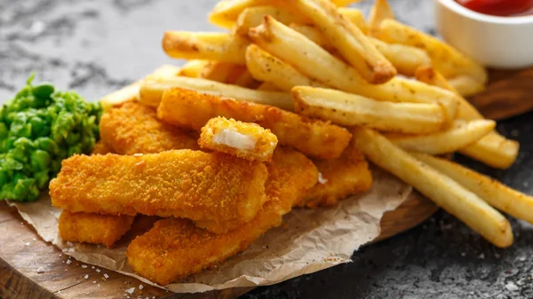 Dedos de peixe, puré de ervilhas e batatas fritas. Tradicional britânico fast food — Fotografia de Stock