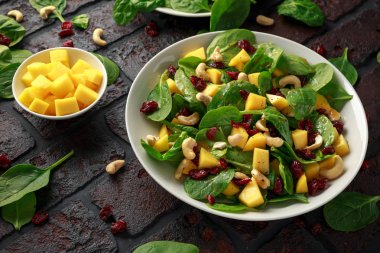 Kurutulmuş cranberries ve fındık ile Mango ıspanak salatası. sağlıklı gıda.
