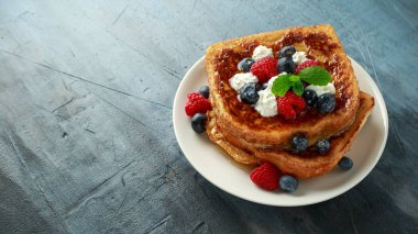 Tarçınlı tost böğürtlen, ahududu, akçaağaç şurubu ve kahve ile Fransız. sabah kahvaltı