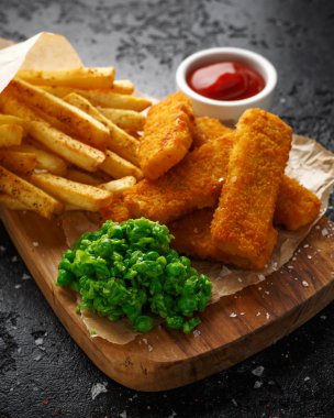 Balık kroket, püresi bezelye ve cips patates kızartması. Geleneksel İngiliz lokanta