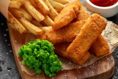 Balık kroket, püresi bezelye ve cips patates kızartması. Geleneksel İngiliz lokanta.