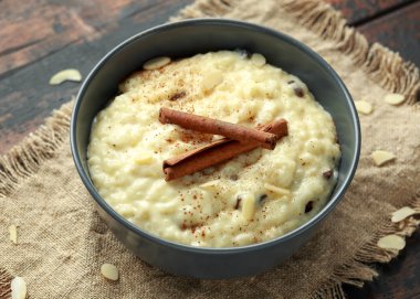 Tarçın ve badem fındık ile klasik sütlaç. sağlıklı kahvaltı