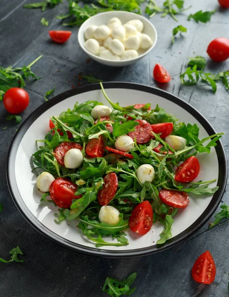 Korizosalat med kirsebærtomater, mozzarella og vill rucola – stockfoto