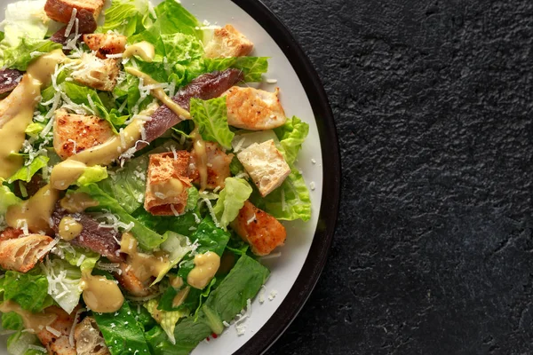 Салат Цезарь с курицей, анчоусовой рыбой, гренками, сыром пармезан и зеленью. здоровое питание — стоковое фото