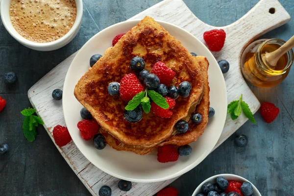 Toast à la cannelle française aux myrtilles, framboises, sirop d'érable et café. petit déjeuner matinal — Photo