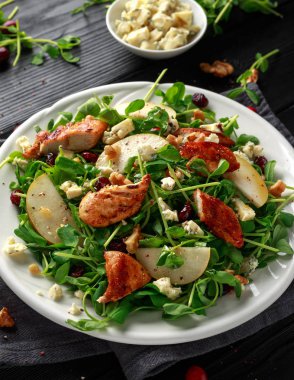 Armut, mavi peynir, kızılcık ve ceviz tavuk salatası. kavram sağlıklı gıda. siyah arka plan