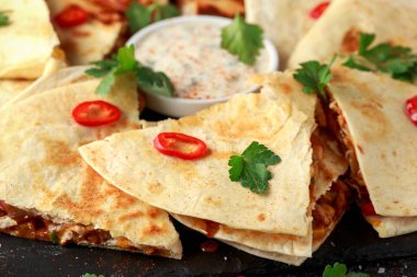 Mexican quesadilla tavuk, peynir ve biber, yoğurt dip ve biber ile.