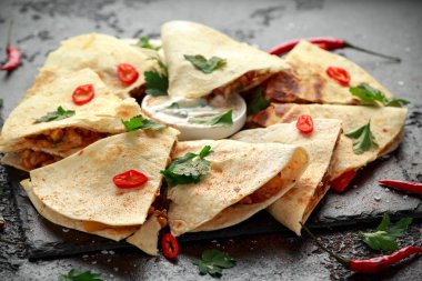 Mexican quesadilla tavuk, peynir ve biber, yoğurt dip ve biber ile.