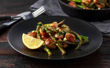 Siyah tabakta sarımsak ve maydanoz tereyağında kızarmış deniz tarağı