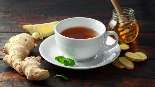 Thé au gingembre avec menthe, citron et miel. boissons chaudes et saines en hiver — Photo