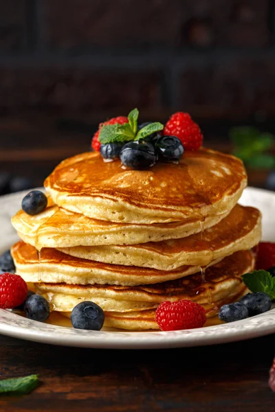 Crêpes américaines maison aux myrtilles fraîches, framboises et miel. Petit déjeuner sain. style rustique — Photo