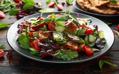 Geleneksel soğanlı salata Pide kruton, salatalık, domates, kırmızı soğan, sebze karışımı ve otlar ile bir plaka üzerinde