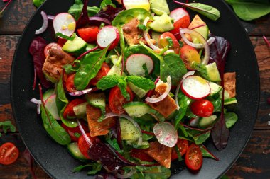 Geleneksel soğanlı salata Pide kruton, salatalık, domates, kırmızı soğan, sebze karışımı ve otlar ile bir plaka üzerinde