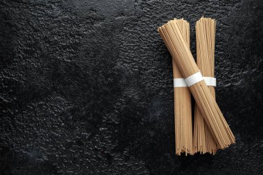 Erişte soba, buğday siyah arka plan üzerine. Geleneksel Japon yemekleri.