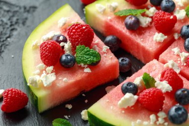 Yaban mersini, ahududu beyaz peynir, nane sulu karpuz pizza. parti gıda