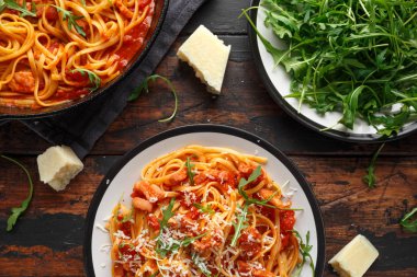 Pancetta pastırma, domates ve pecorino peynirli spagetti alla Amatriciana