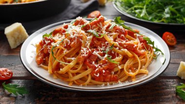 Pancetta pastırma, domates ve pecorino peynirli spagetti alla Amatriciana