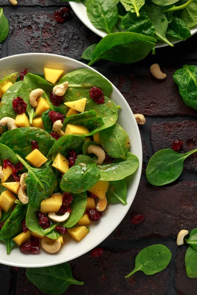 Mango Ensalada de espinacas con arándanos secos y nueces. alimentos saludables . —  Fotos de Stock