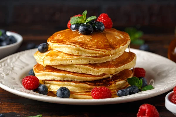 Homemade american pancakes with fresh blueberry, raspberries and honey. Healthy morning breakfast. rustic style — Stock Photo, Image