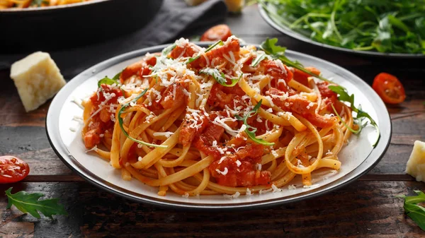 Espaguetis allá Amatriciana con panceta, tomates y queso pecorino — Foto de Stock