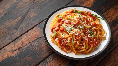 Pancetta pastırma, domates ve pecorino peynirli spagetti alla Amatriciana