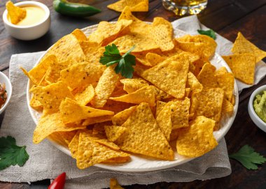 Tortilla cips cips peynir sosu, guacamole ve domates salsa sos ile. kireç. biber biber.