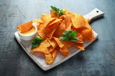 Tortilla cips cips Beyaz ahşap tahta üzerinde peynir dip sos ile
