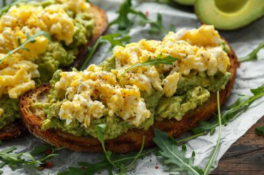 Vejetaryen avokado ve çırpılmış yumurta Maya tost.