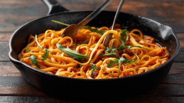 Pancetta pastırma, domates ve pecorino peynirli spagetti alla Amatriciana. dökme demir tavada servis.