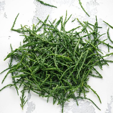 Beyaz bir arka planda taze yeşil samphire