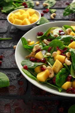 Kurutulmuş cranberries ve fındık ile Mango ıspanak salatası. sağlıklı gıda.