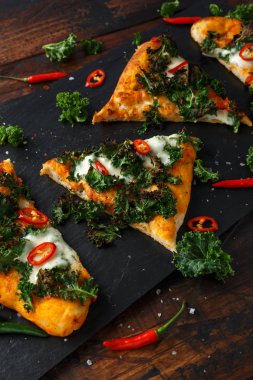 Ev yapımı Kale ve kırmızı biber gözleme pizza Mozzarella peyniri ile