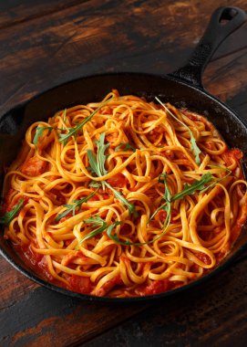 Pancetta pastırma, domates ve pecorino peynirli spagetti alla Amatriciana. dökme demir tavada servis.