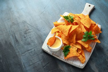 Tortilla cips cips Beyaz ahşap tahta üzerinde peynir dip sos ile