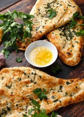 Hint naan ekmek ahşap masa üzerine sarımsak tereyağı ile