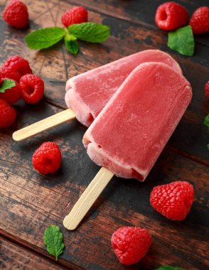 Ev yapımı ahududu dondurmayı, Buz lolly ahşap masa üzerinde. Yaz gıda