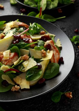 Armut, kaşar peyniri, kızılcık ve ceviz tavuk salatası. sağlıklı gıda