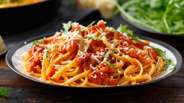 Pancetta pastırma, domates ve pecorino peynirli spagetti alla Amatriciana