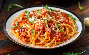 Pancetta pastırma, domates ve pecorino peynirli spagetti alla Amatriciana