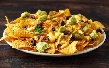 Meksika Nacho tortilla cips ile zeytin, domates salsa ve peynir dip jalapeno, guacamole. yakın çekim