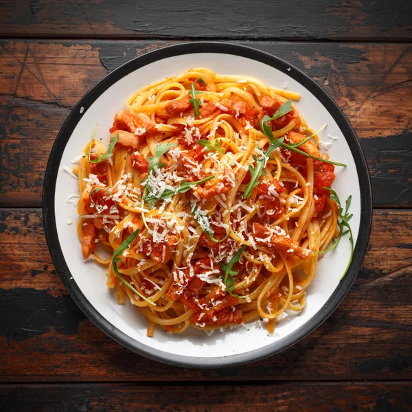 Espaguete alla Amatriciana com bacon pancetta, tomate e queijo pecorino — Fotografia de Stock