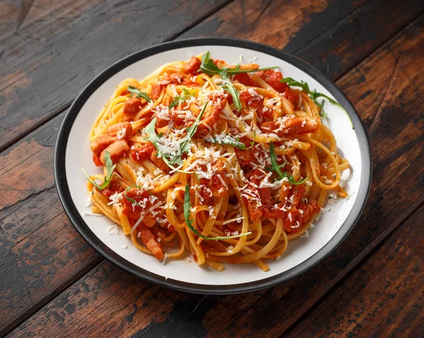 Pancetta pastırma, domates ve pecorino peynirli spagetti alla Amatriciana