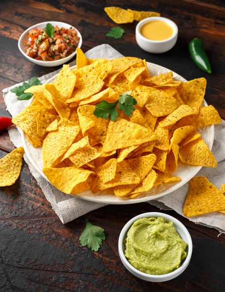 Tortilla de nachos con salsa de queso, guacamole y salsa de tomates. Lima. guindilla . — Foto de Stock