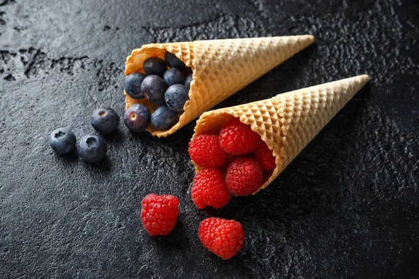 Gözleme koni içinde taze yaban mersini, ahududu, çilek.