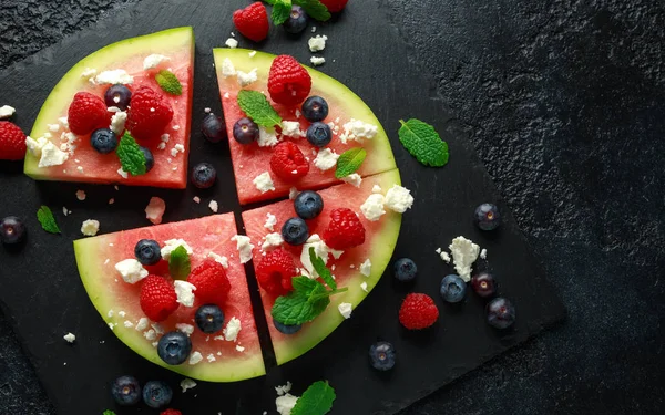 Saftiga vattenmelon pizza med blåbär, hallon fetaost, mynta. parti mat — Stockfoto